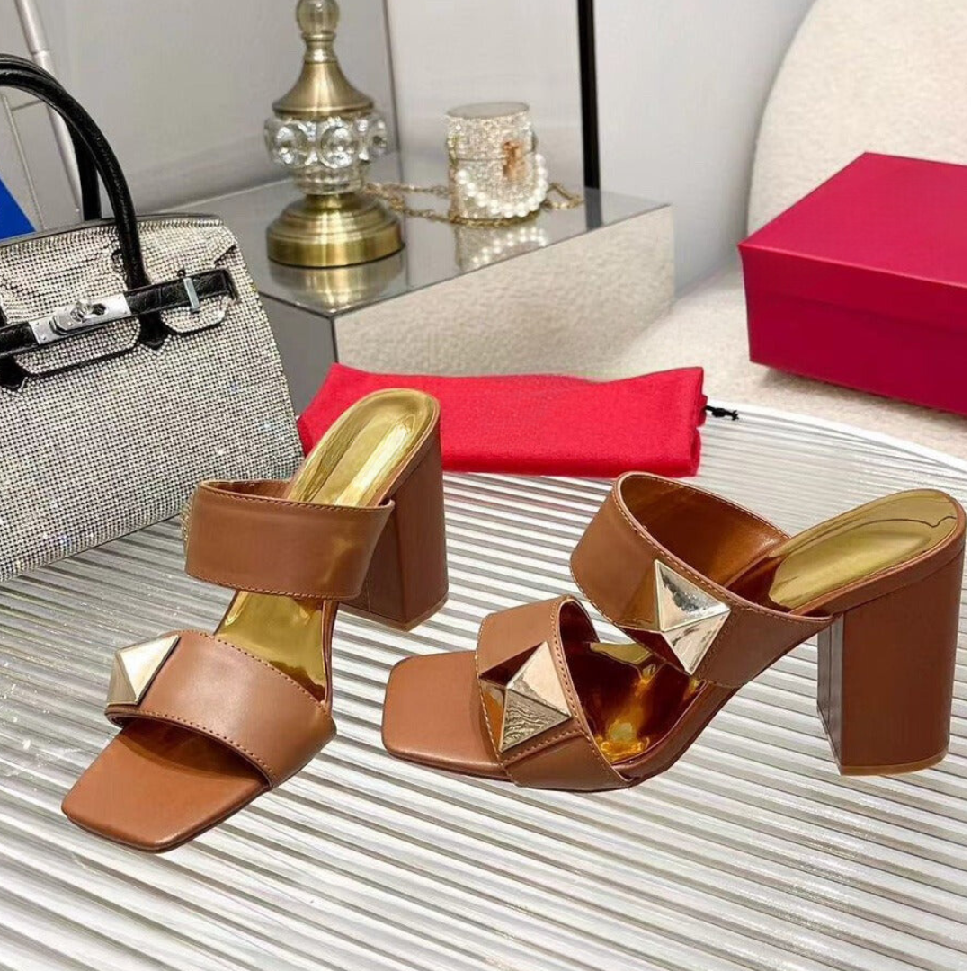 Chunky Heel One Line Strap Rivet Sandals
